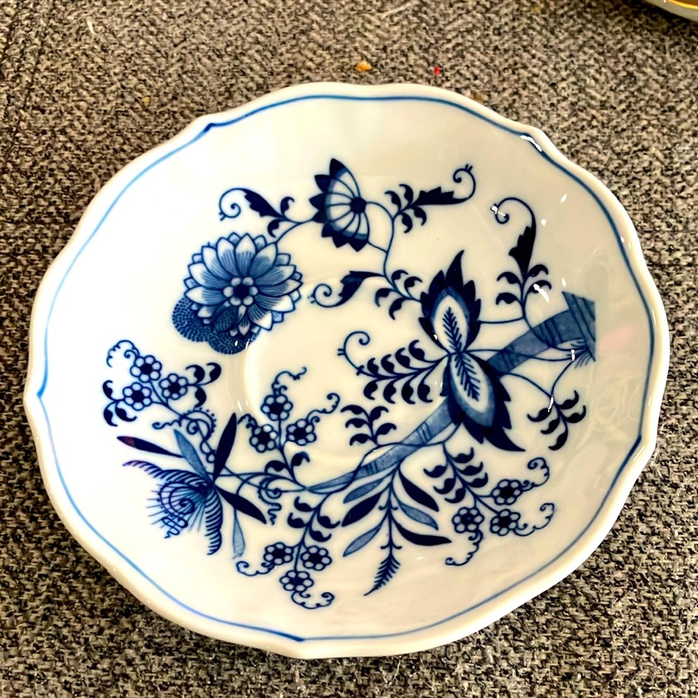 Vintage Blue Danube saucer plates
Set of 4